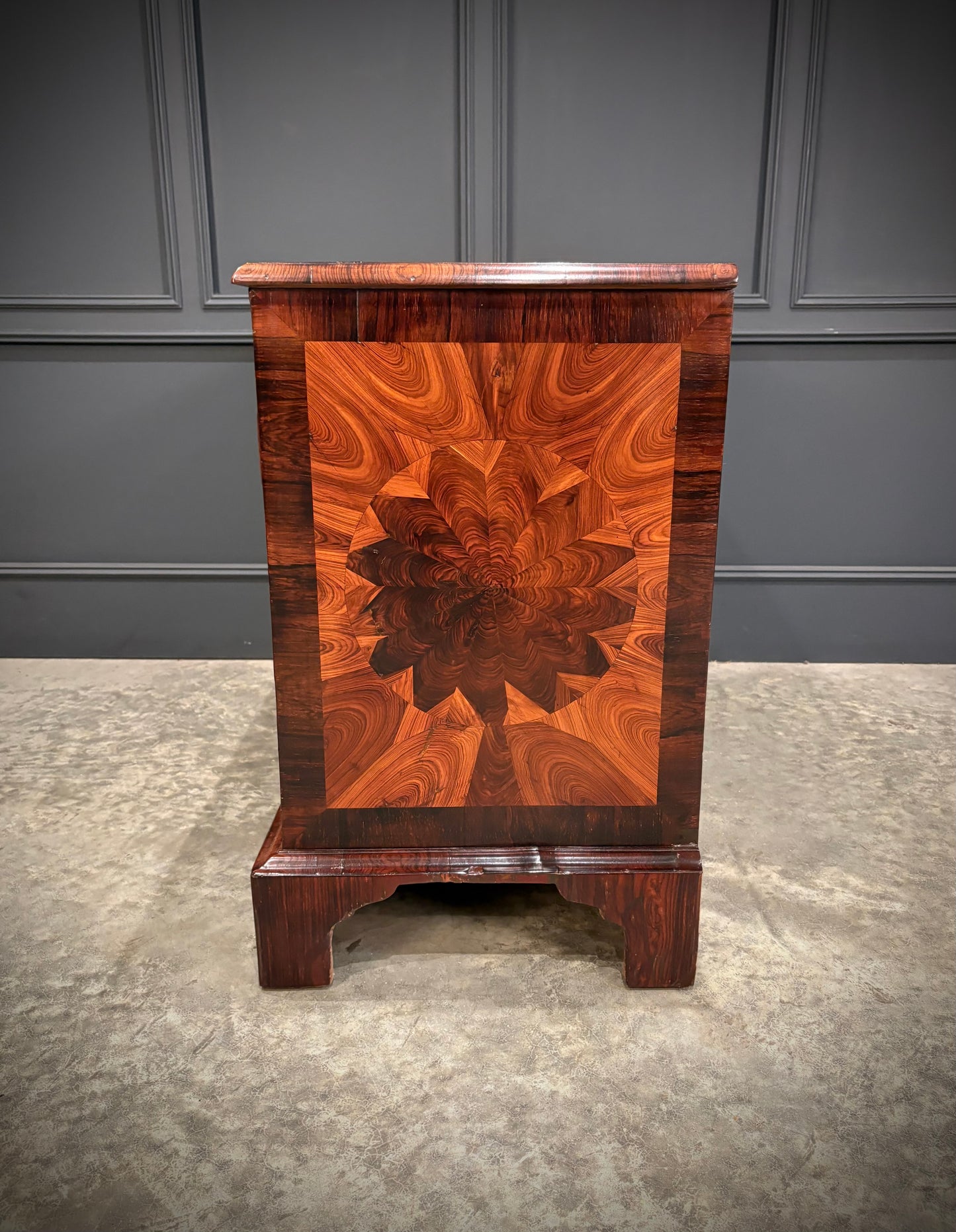 Early 18th Century Kingwood Oyster Chest of Drawers