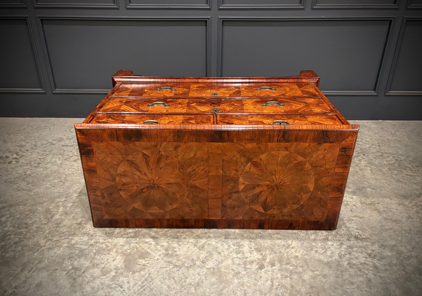 Early 18th Century Kingwood Oyster Chest of Drawers