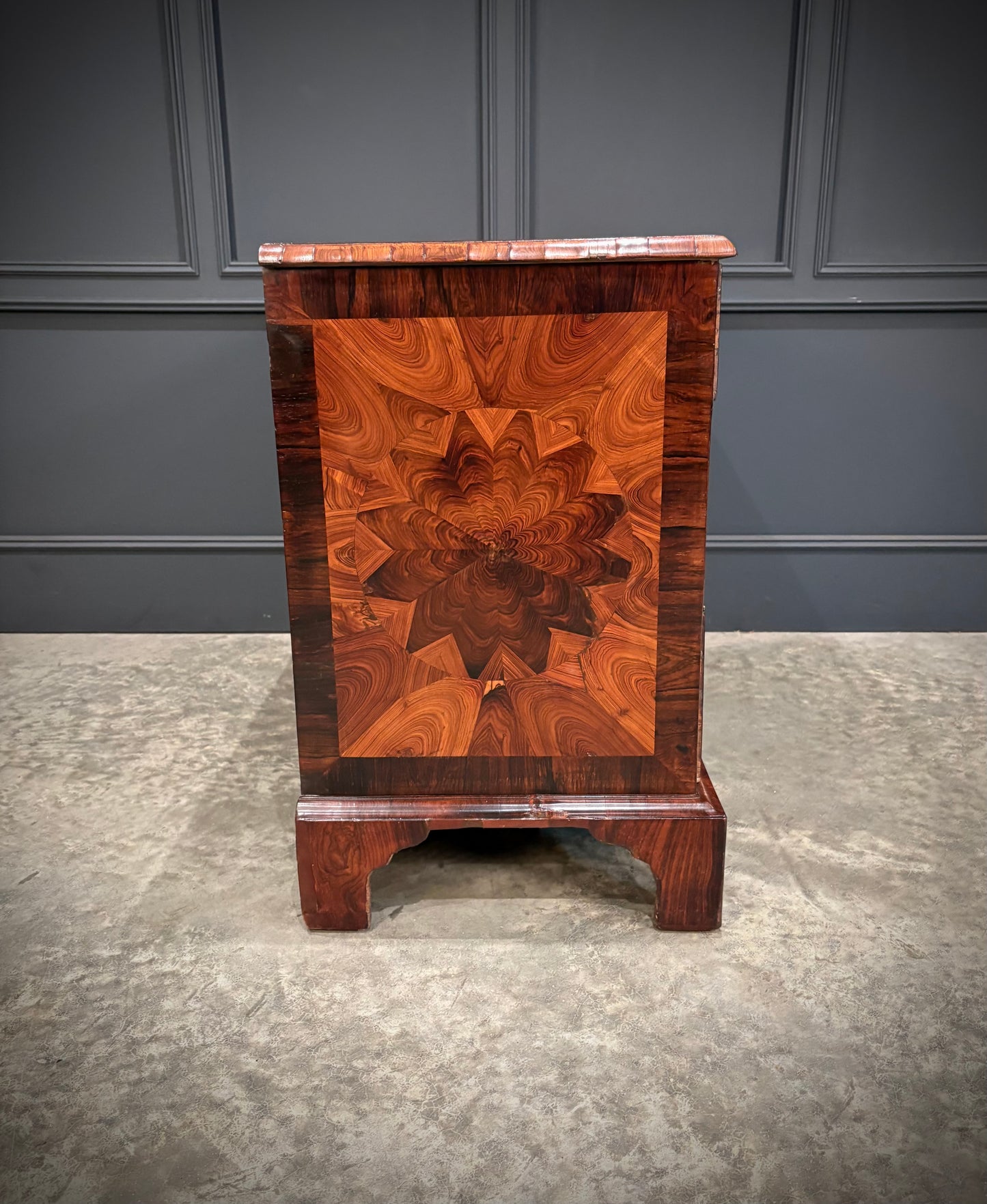 Early 18th Century Kingwood Oyster Chest of Drawers