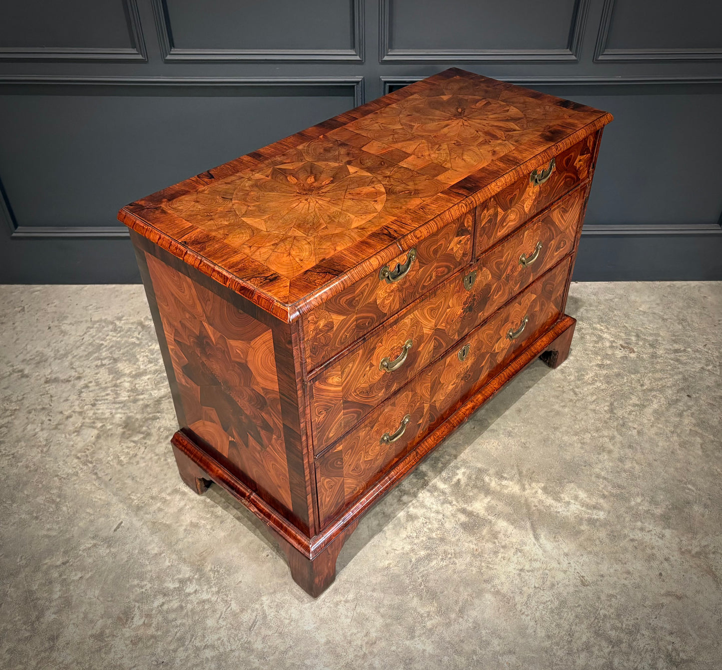 Early 18th Century Kingwood Oyster Chest of Drawers