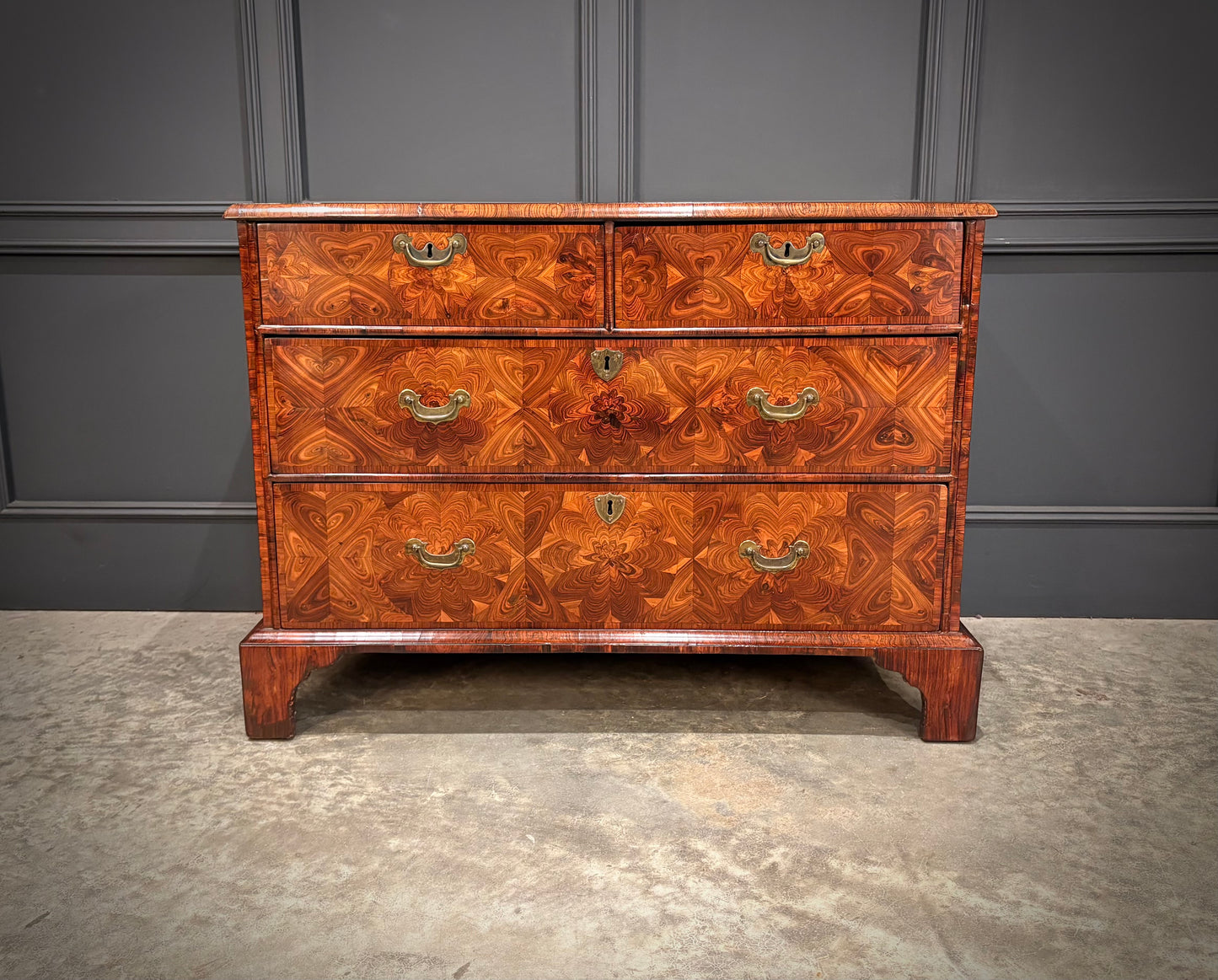 Early 18th Century Kingwood Oyster Chest of Drawers