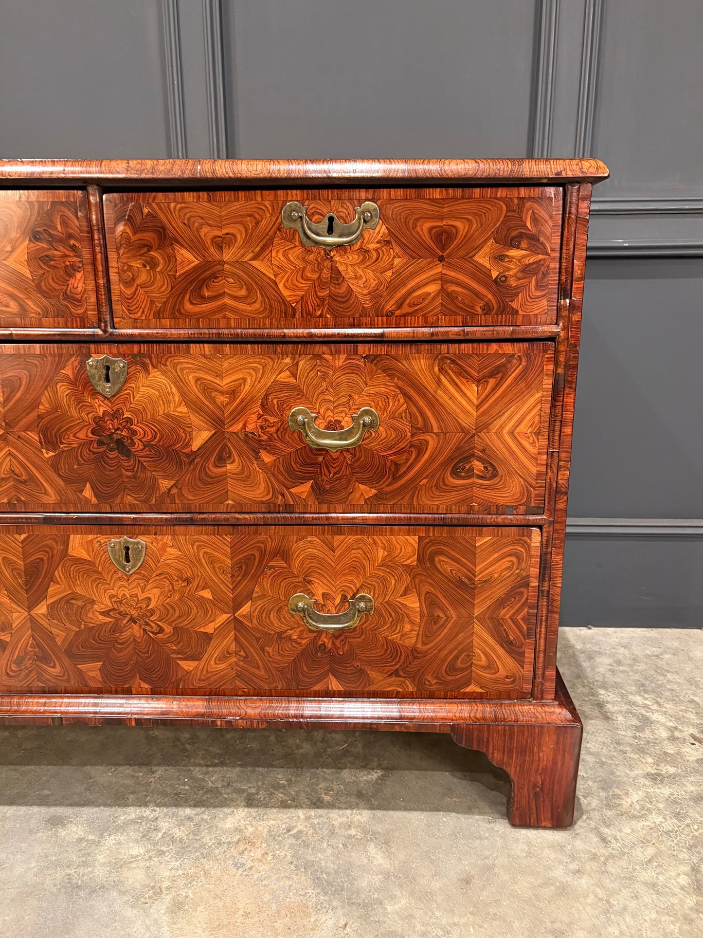 Early 18th Century Kingwood Oyster Chest of Drawers