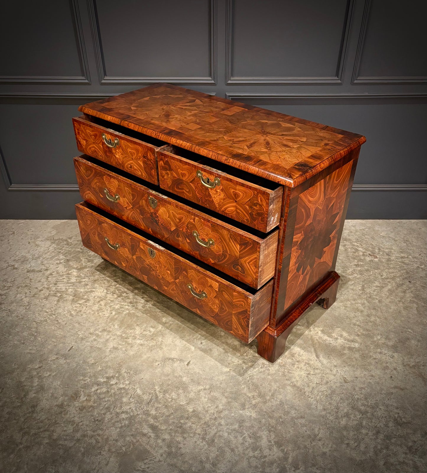 Early 18th Century Kingwood Oyster Chest of Drawers