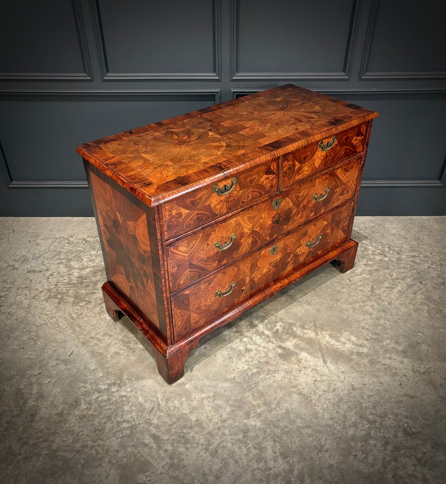 Early 18th Century Kingwood Oyster Chest of Drawers