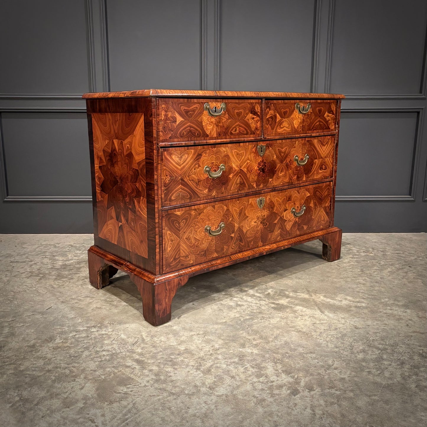Early 18th Century Kingwood Oyster Chest of Drawers