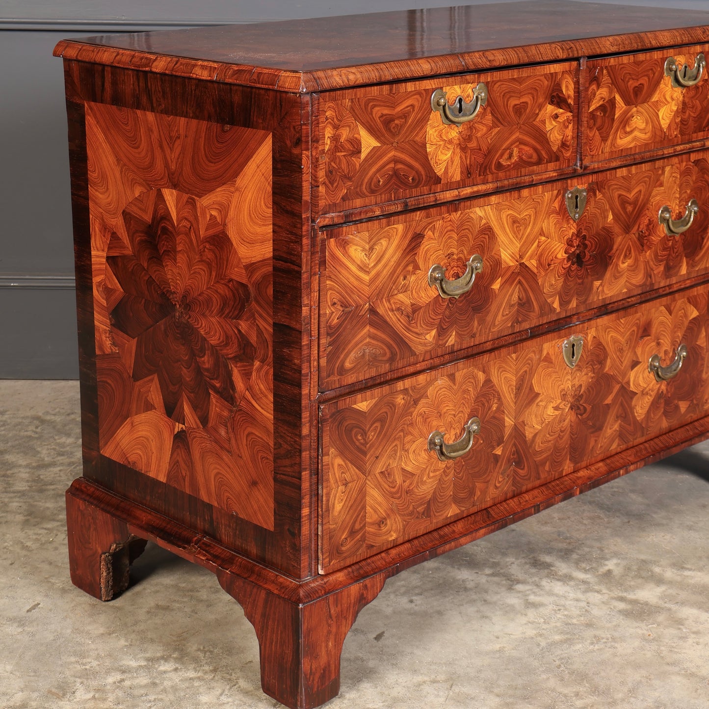 Early 18th Century Kingwood Oyster Chest of Drawers