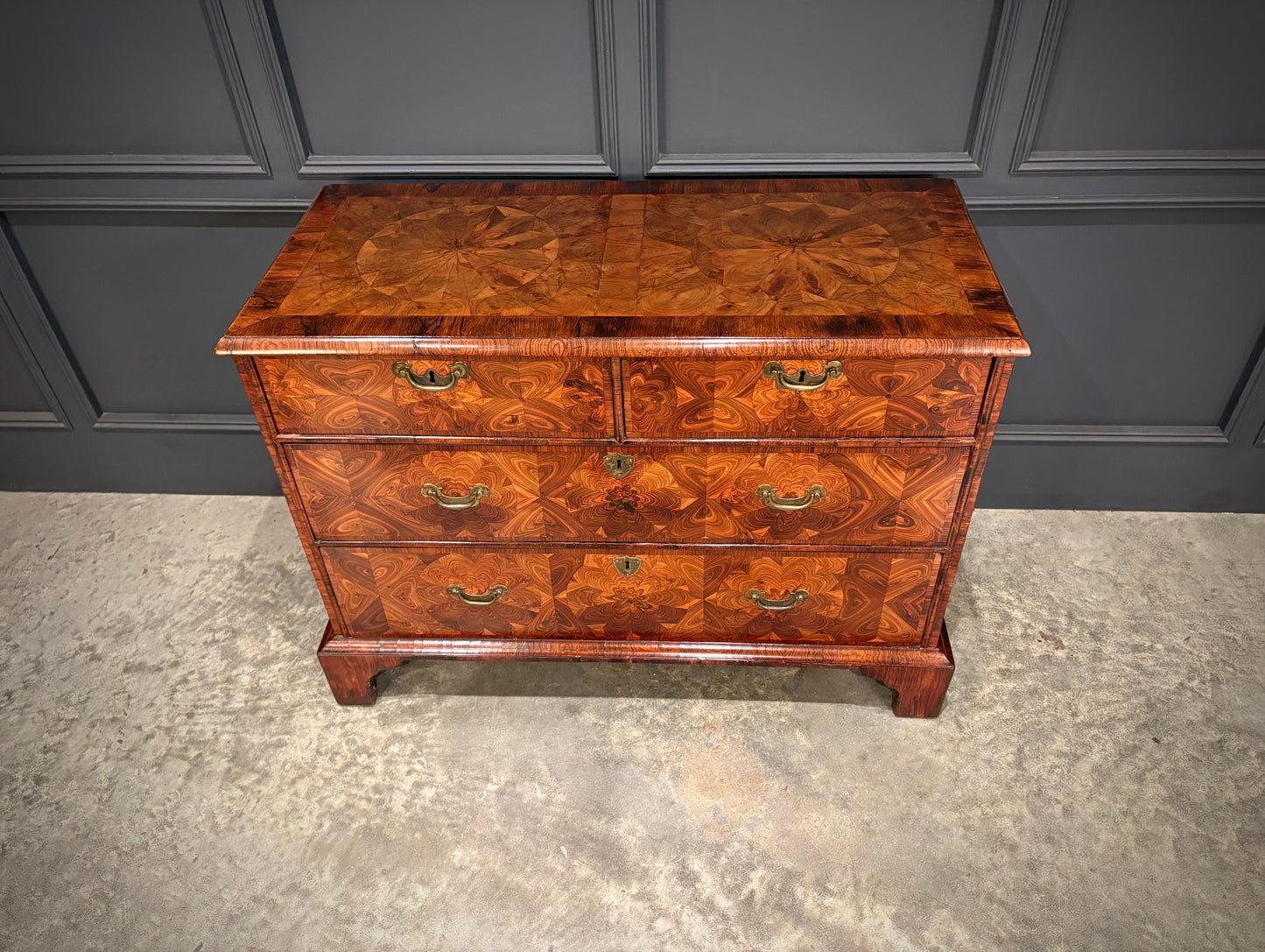 Early 18th Century Kingwood Oyster Chest of Drawers