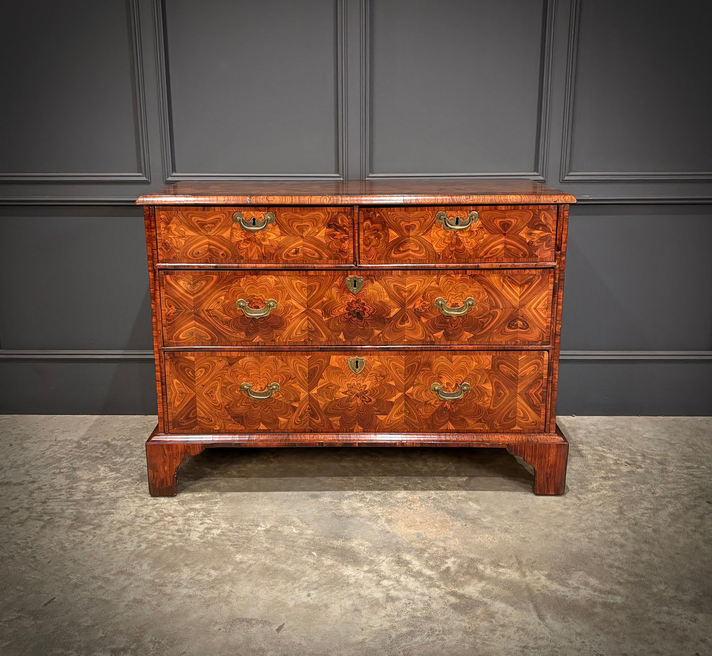 Early 18th Century Kingwood Oyster Chest of Drawers