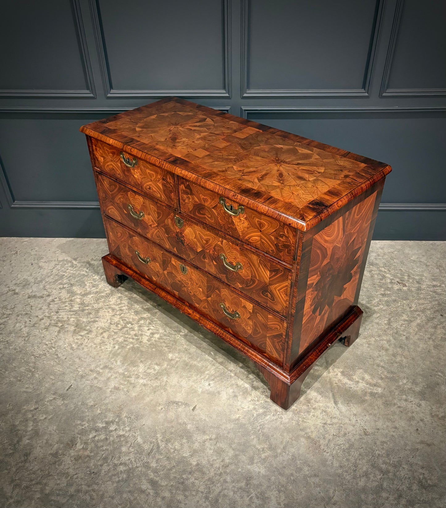 Early 18th Century Kingwood Oyster Chest of Drawers