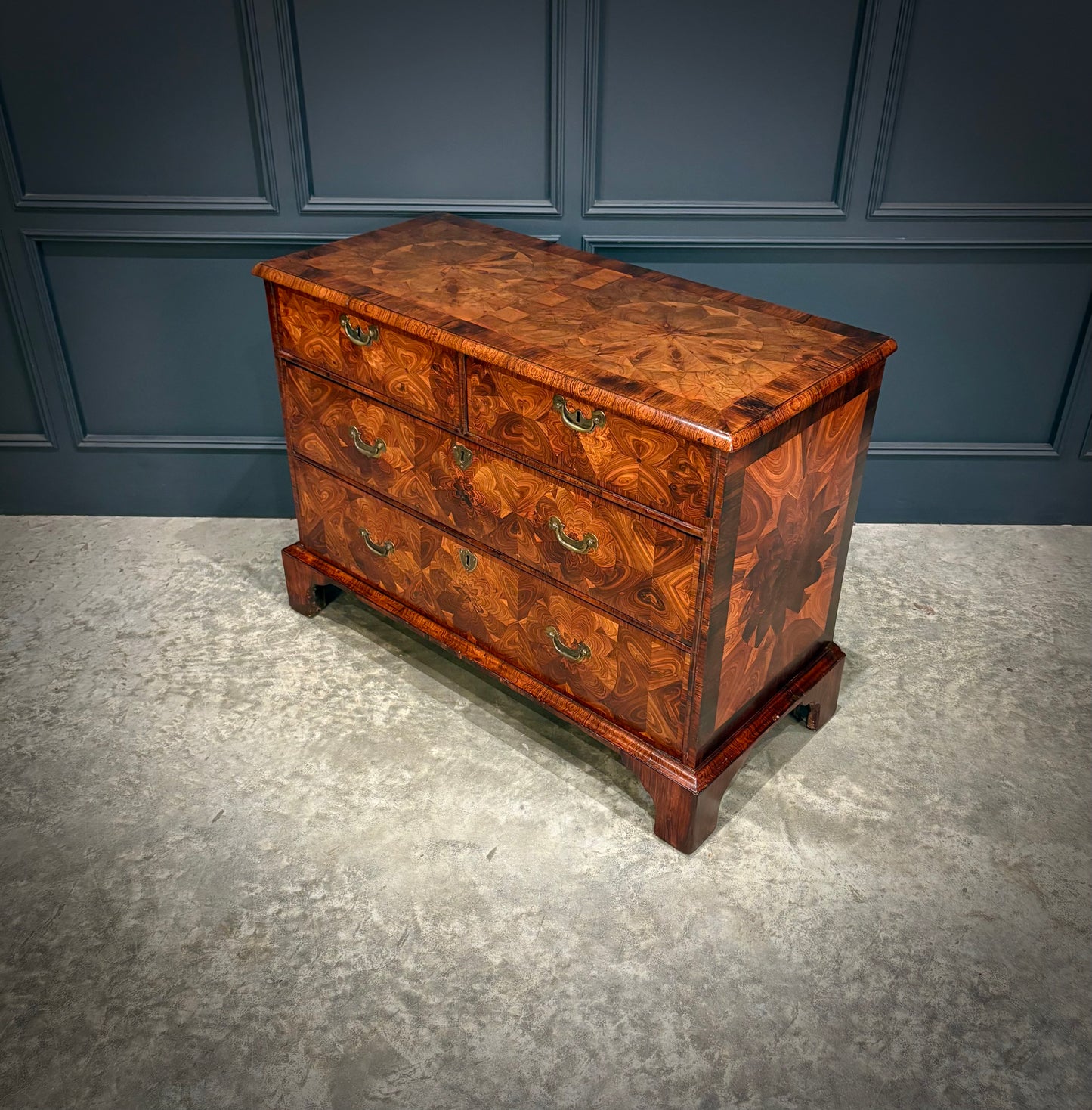 Early 18th Century Kingwood Oyster Chest of Drawers
