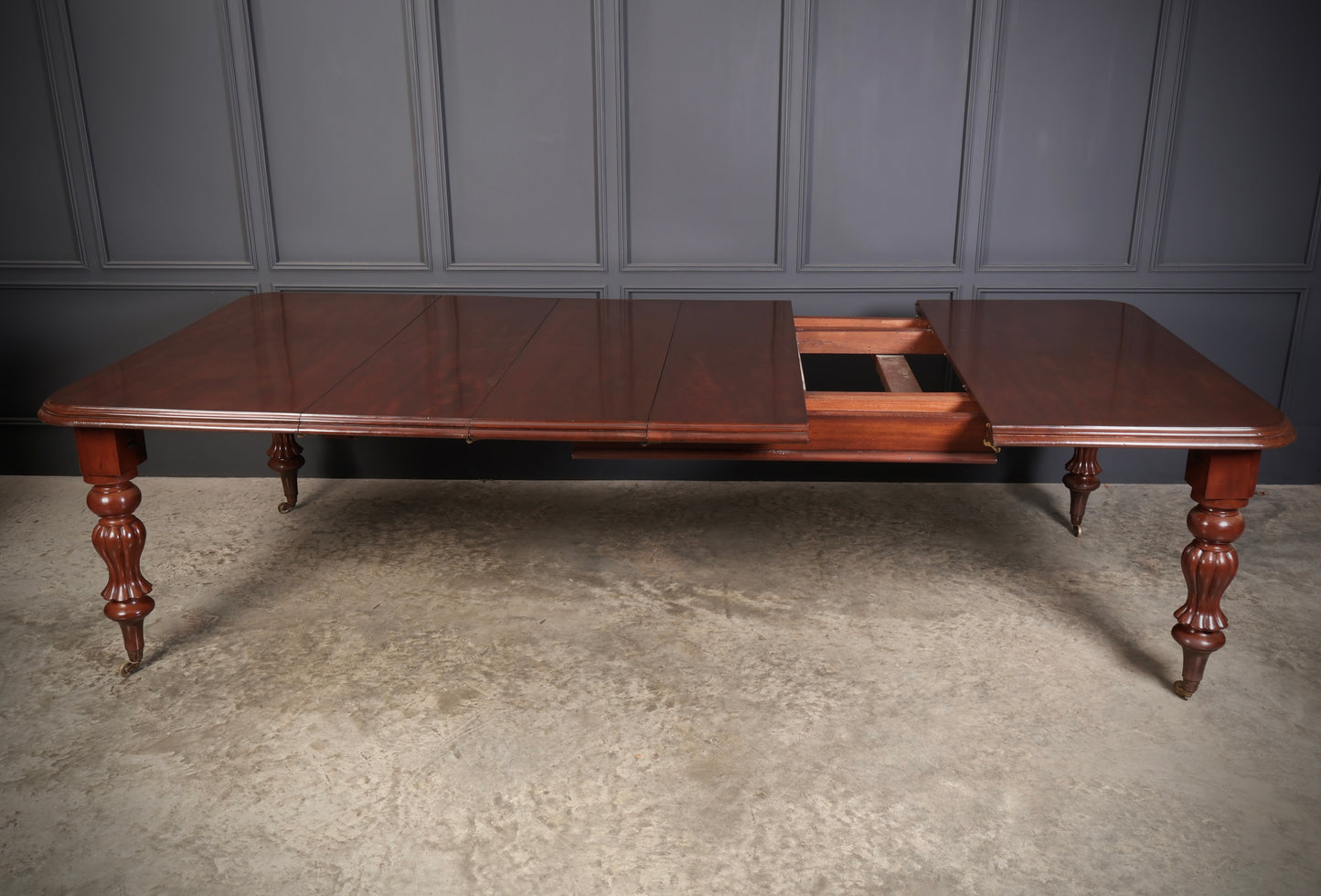 Early Victorian Mahogany Extending Dining Table