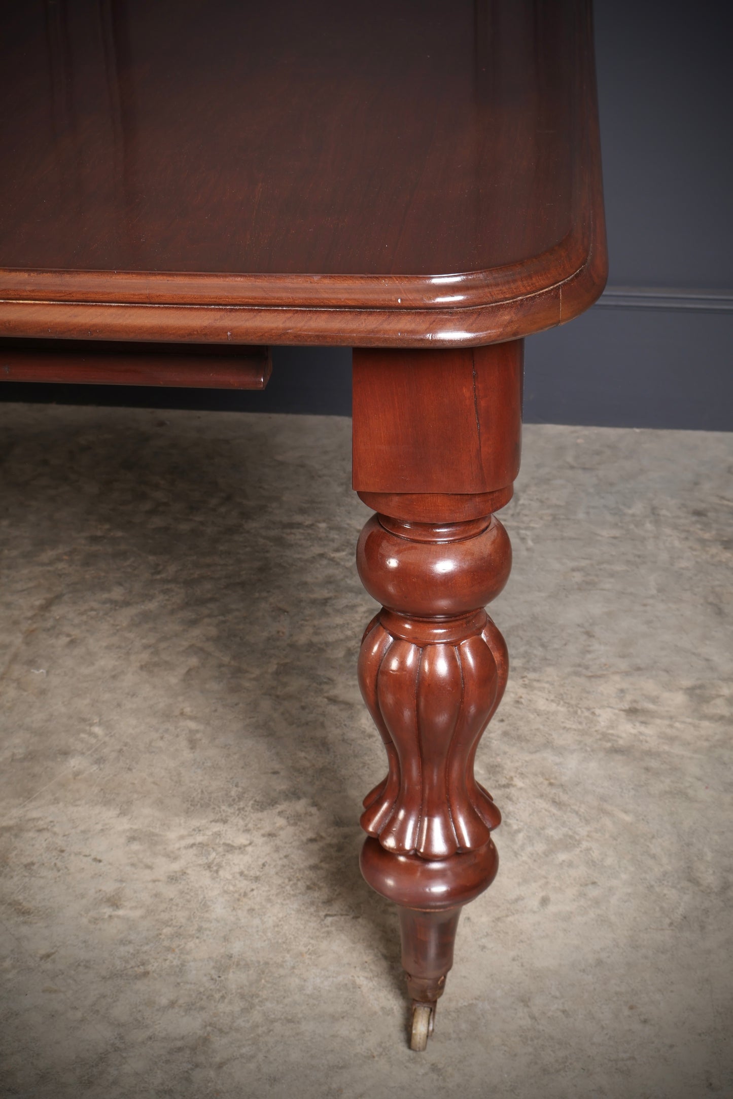 Early Victorian Mahogany Extending Dining Table