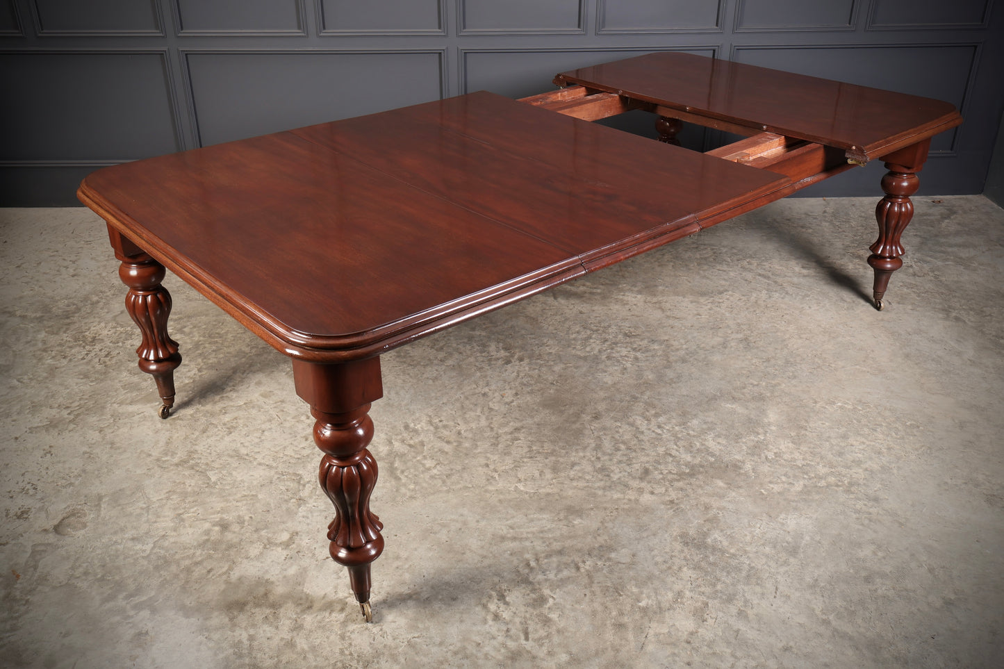 Early Victorian Mahogany Extending Dining Table