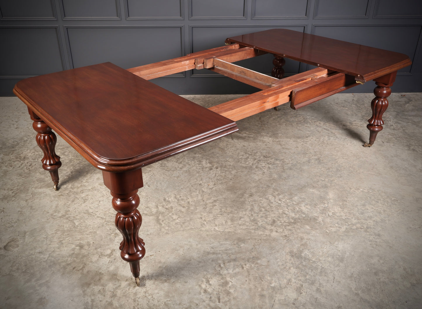 Early Victorian Mahogany Extending Dining Table