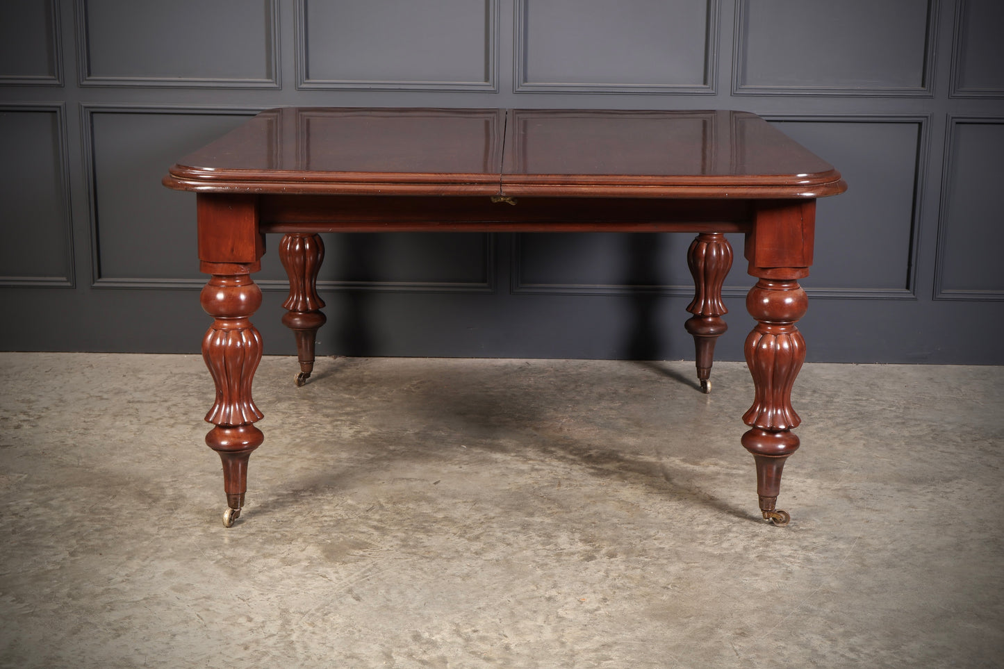 Early Victorian Mahogany Extending Dining Table