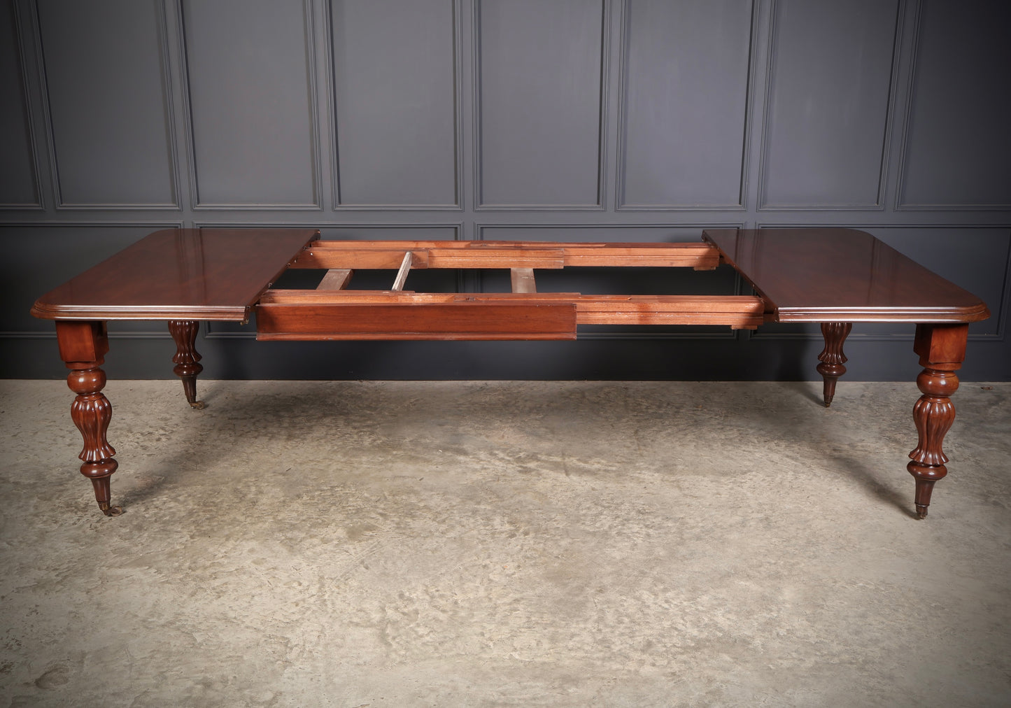 Early Victorian Mahogany Extending Dining Table