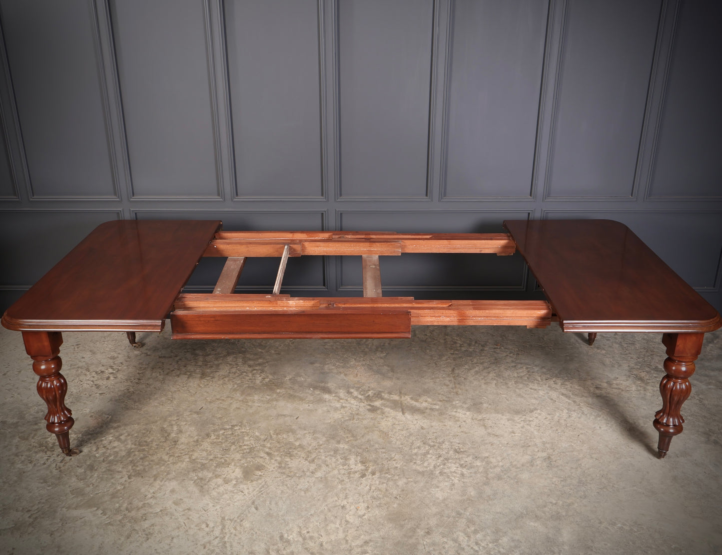 Early Victorian Mahogany Extending Dining Table