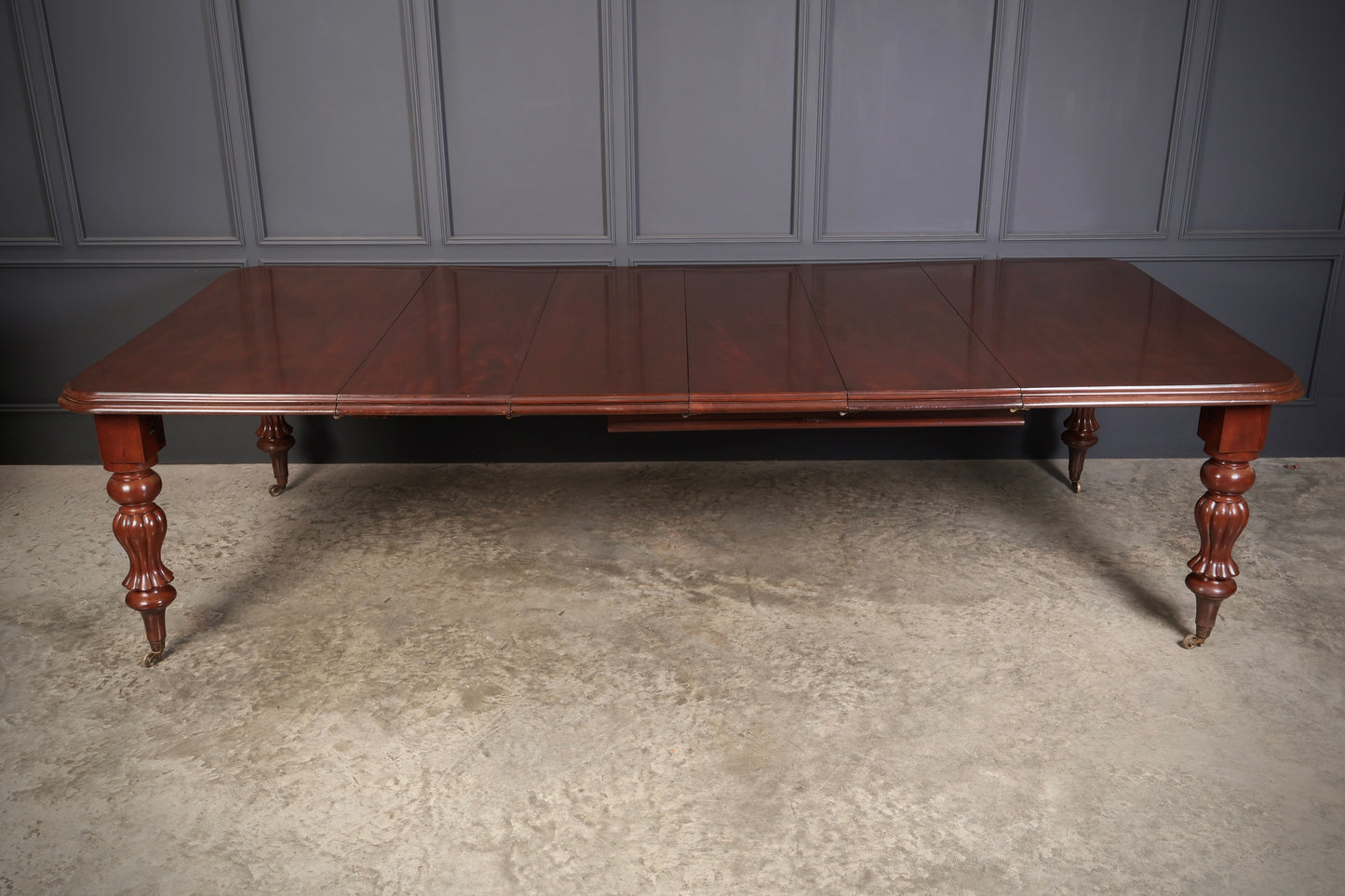 Early Victorian Mahogany Extending Dining Table