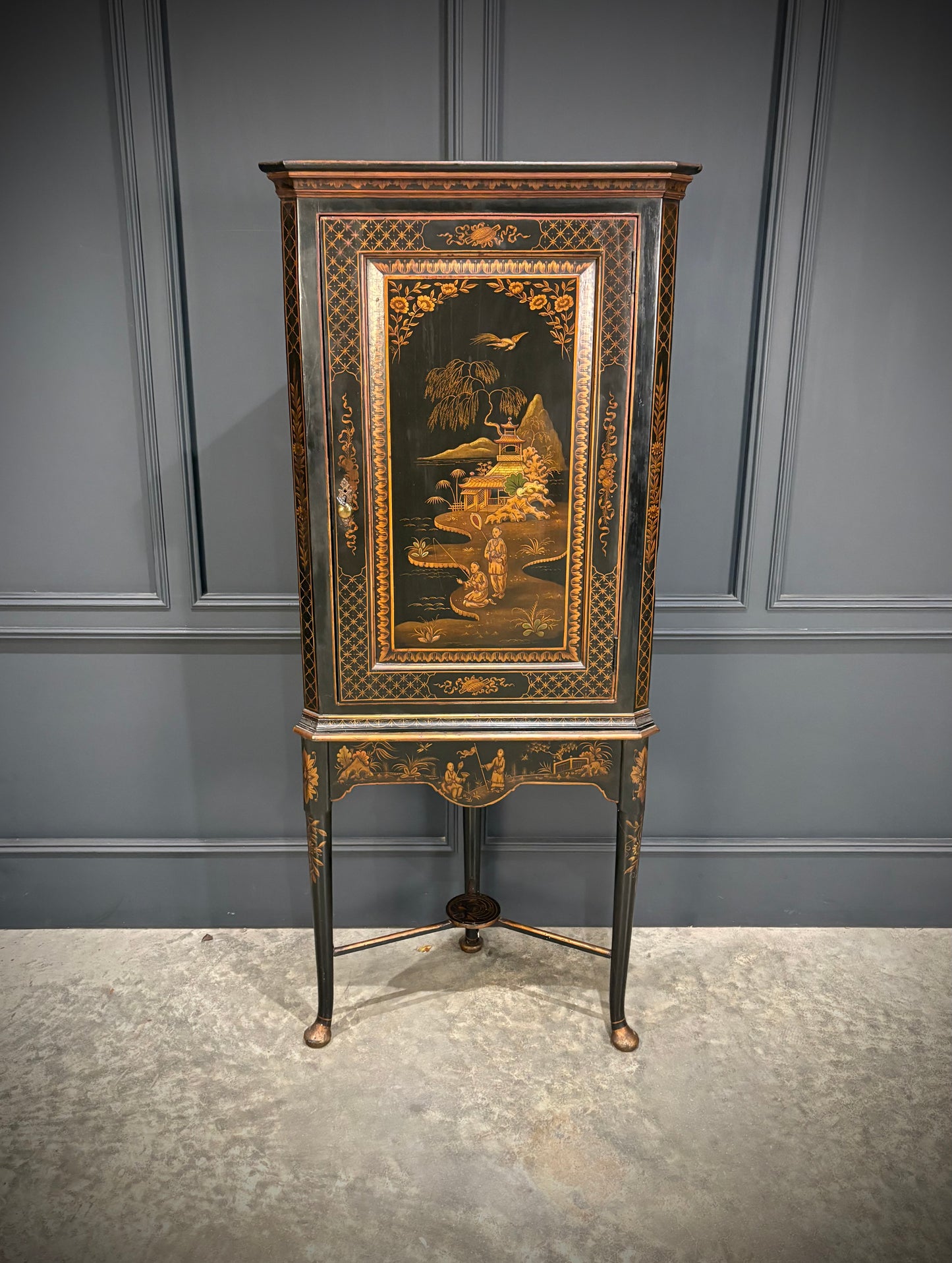 18th Century Chinoiserie Japanned Corner Cabinet