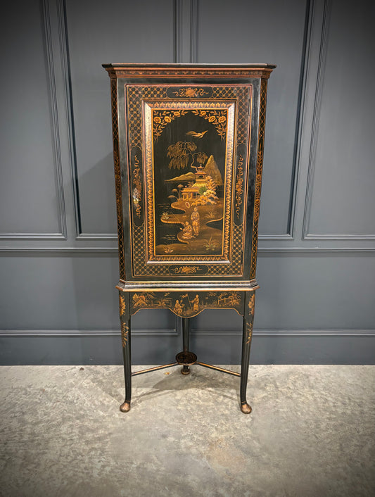 18th Century Chinoiserie Japanned Corner Cabinet