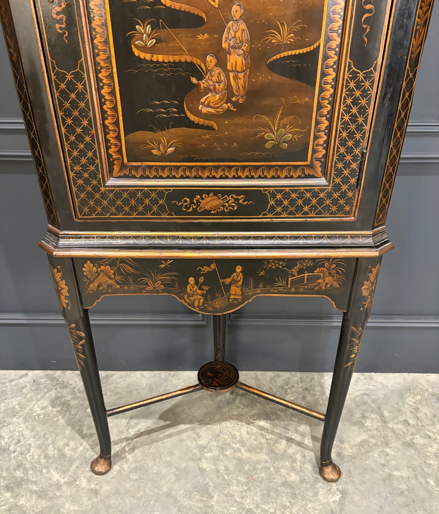 18th Century Chinoiserie Japanned Corner Cabinet