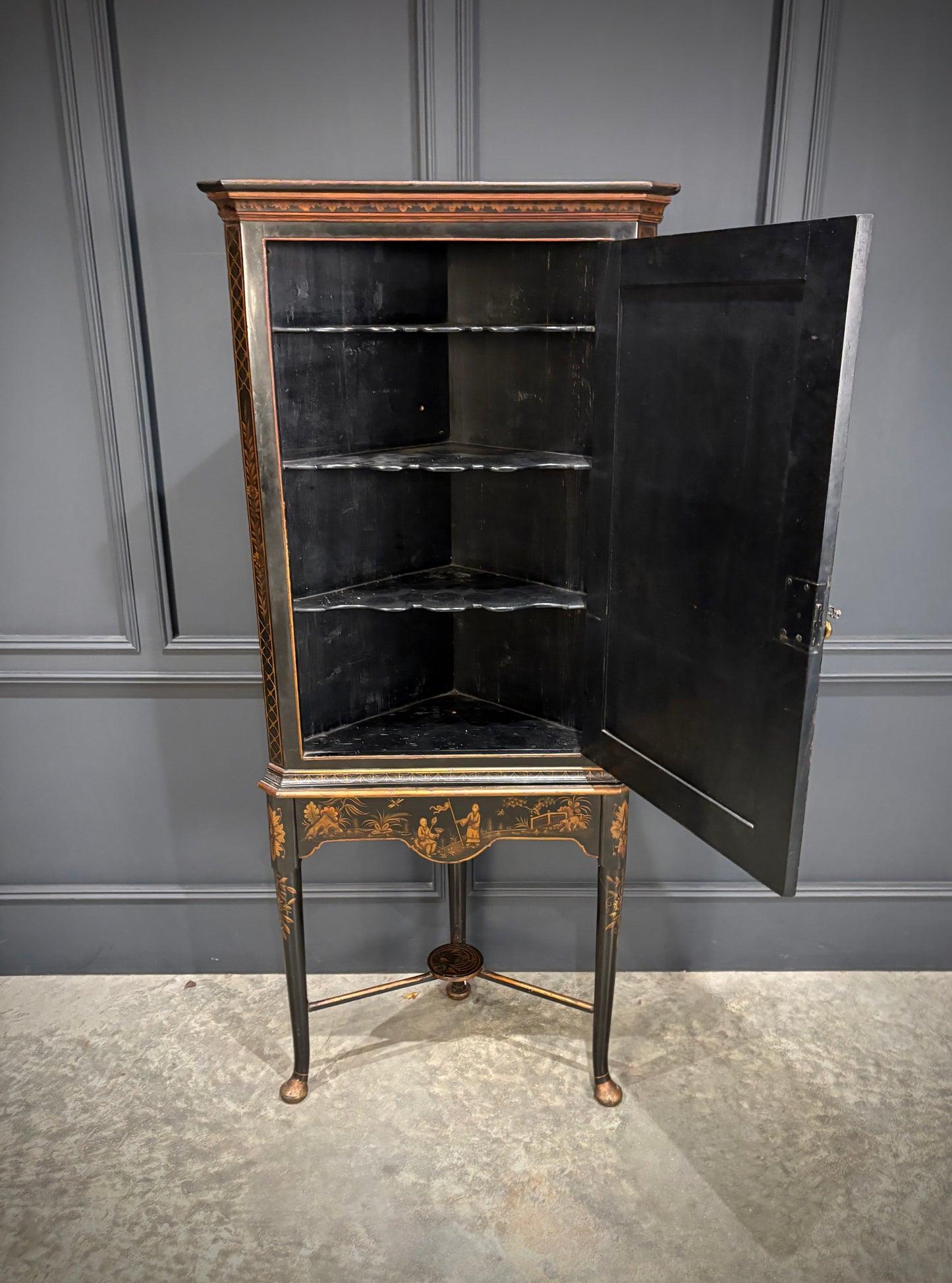 18th Century Chinoiserie Japanned Corner Cabinet